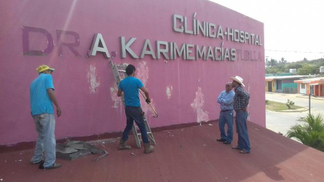 Un grupo de habitantes de Villa Allende en Coatzacoalcos quitaron letras del nombre Karime Macías del hospital comunitario. 