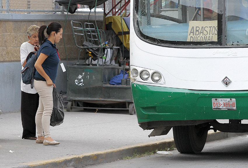 El Instituto de la Mujer y la Dirección de Transporte ofrece taller a operadores del servicio público para evitar el acoso.