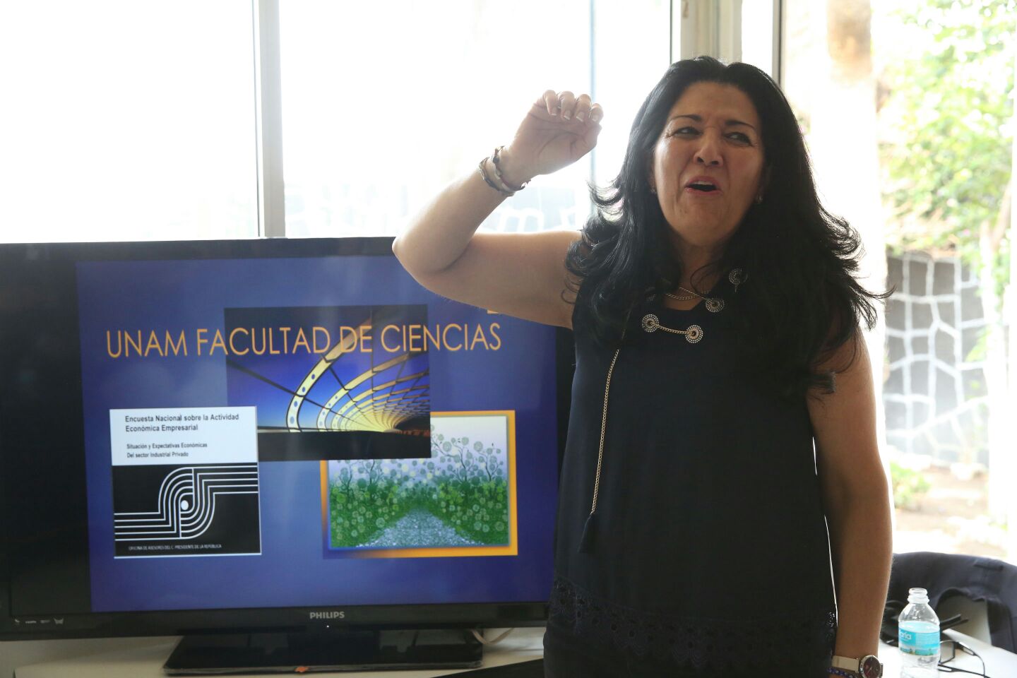 Mónica Ponce de León lanzó el infaltable Goya después de tomar protesta como licenciada en Actuaria.