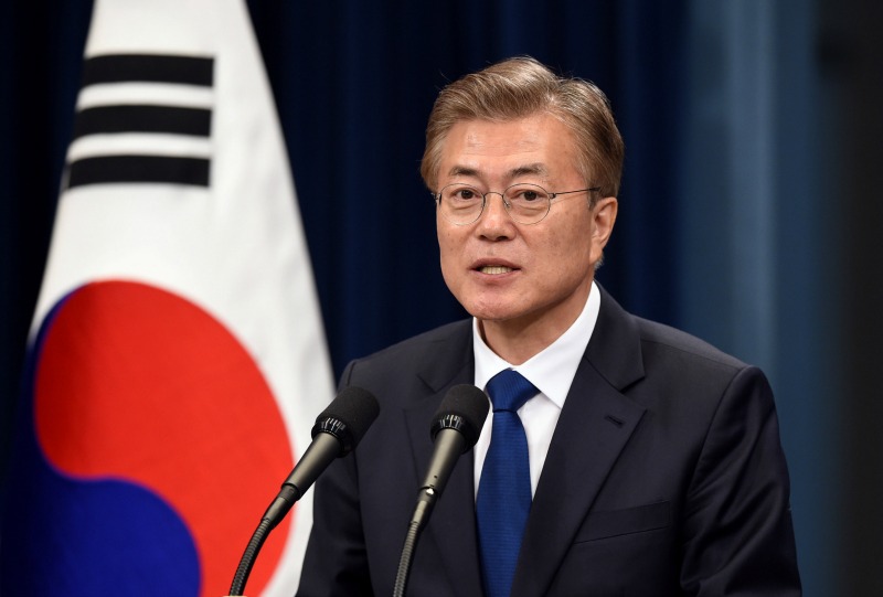 Moon prometió tras jurar como presidente que iba a trabajar por la paz en la península.