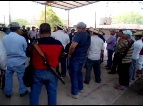 Pobladores de San Antonio también tomaron las armas y se declararon en autodefensa contra “Los Tequileros” a fin de reinstalar la paz en esta zona.