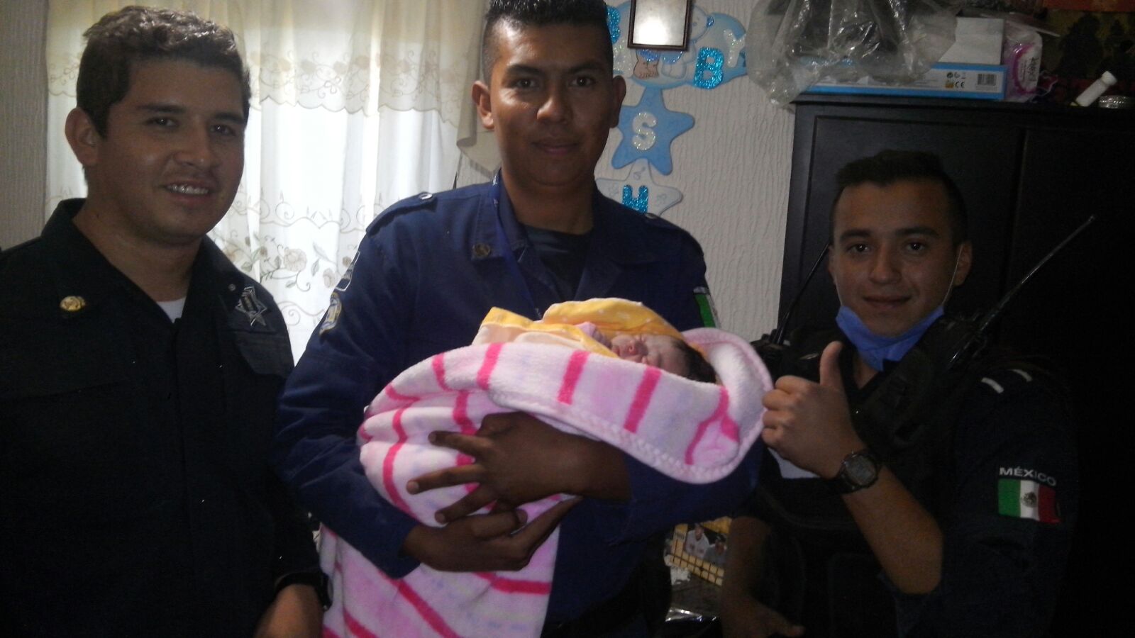 Policías piden que confíen en ellos y no les tengan mala perspectiva. Foto: Especial