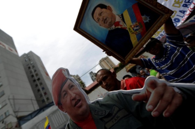 El viernes, un grupo de protestantes derrumbaron una estatua del ex presidente venezolano, Hugo Chávez.