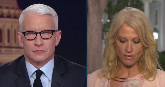 Anderson Cooper, conductor de CNN, le volteó los ojos a la asesora de la Casa Blanca, Kellyanne Conway.