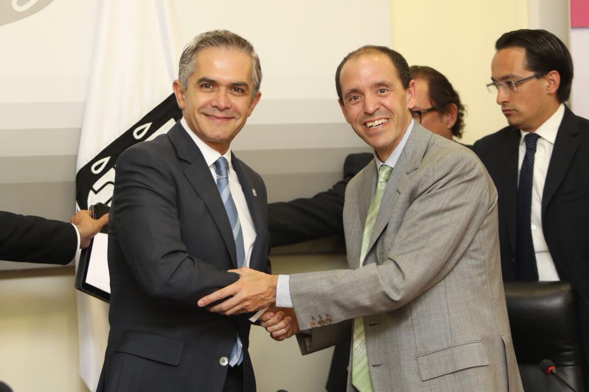 El jefe de Gobierno, Miguel Ángel Mancera, firmó un convenio con Airbnb.