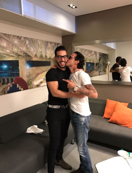 Marc Anthony recibió en backstage a Maluma. 