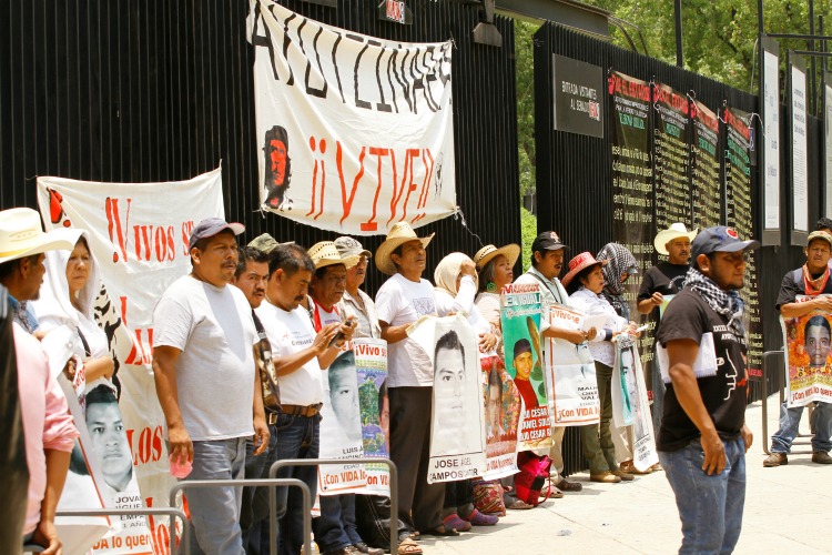 Los padres de los 43 estudiantes protestaron frente al Senado de la República. 