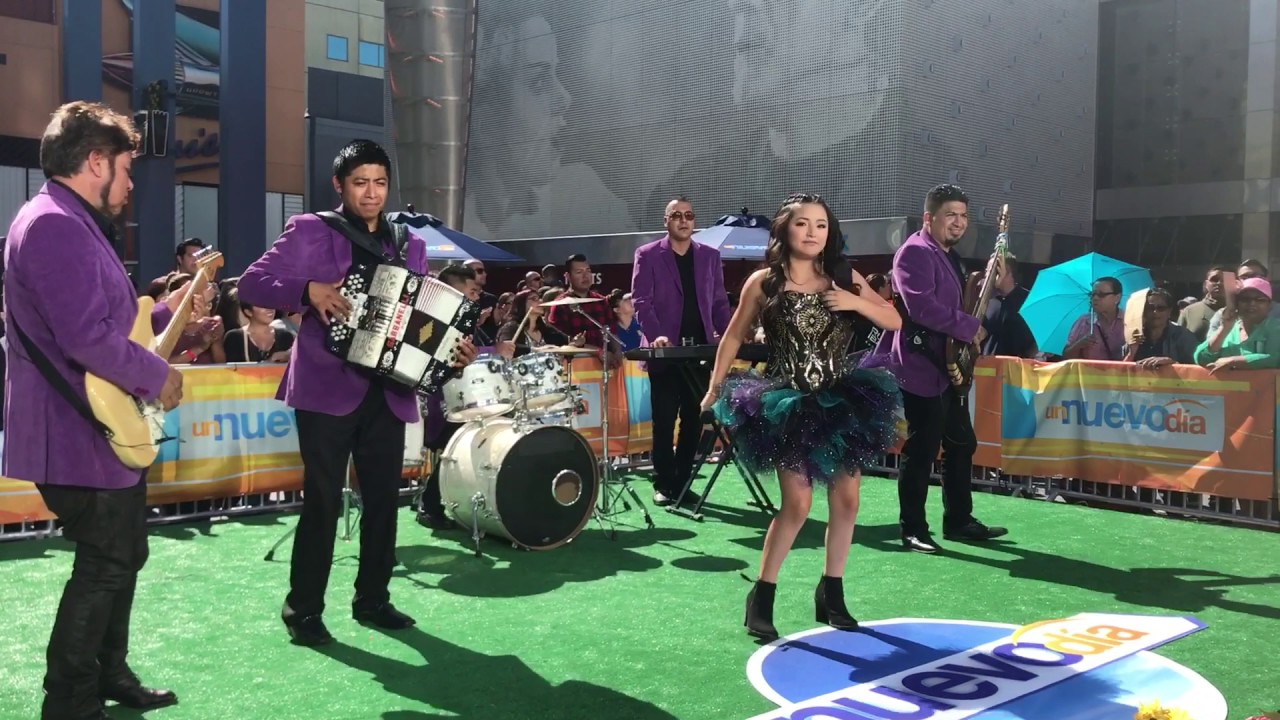 Rubí debuto en vivo... con playback. 