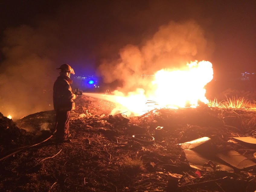 En Torreón, Bomberos controlaron un incendio en el Basurero de Zaragoza Sur.