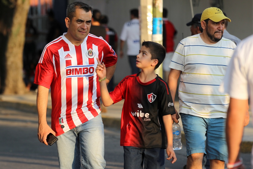 Aficionados de Atlas y Chivas previo al Clásico Tapatío