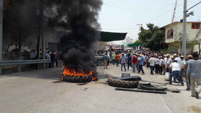 Las autodefensas colocaron llantas para impedir la entrada a Totolapan.
