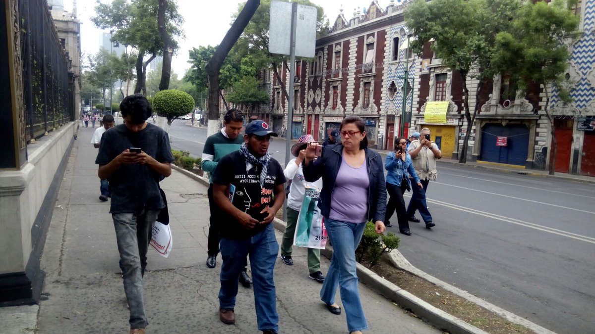 Una comisión de los padres de los normalistas desaparecidos ingresaron a la Segob.