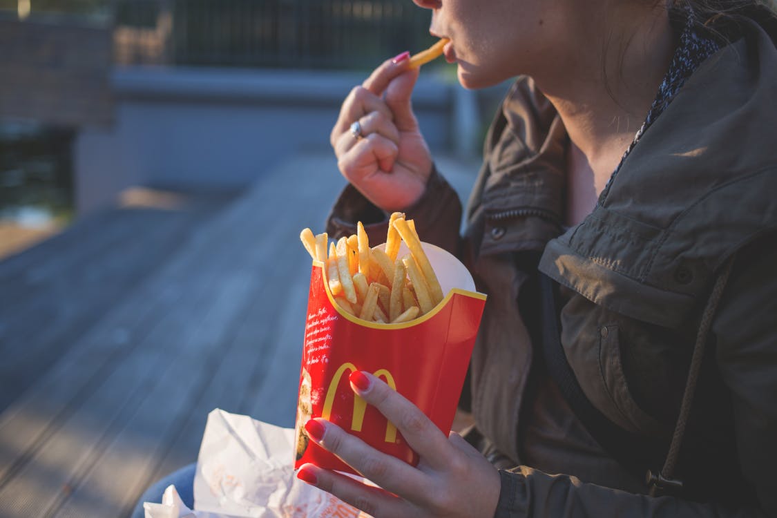 Los constantes atracones pueden ser una señal de un trastorno alimenticio