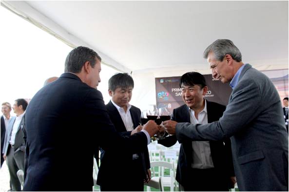 Miguel Márquez y Héctor López Santillana brindan con directivos de Samtech. 