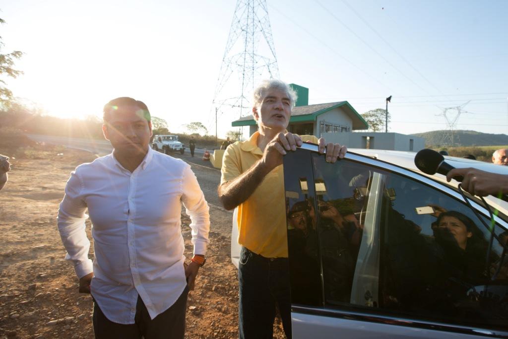 Minutos después de abandonar la prisión, Mireles atendió a los medios a quienes agradeció el apoyo.
