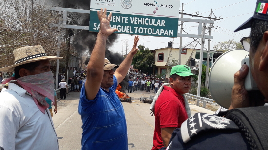 Los pobladores bloquearon el paso a las fuerzas de seguridad estatales y federales.