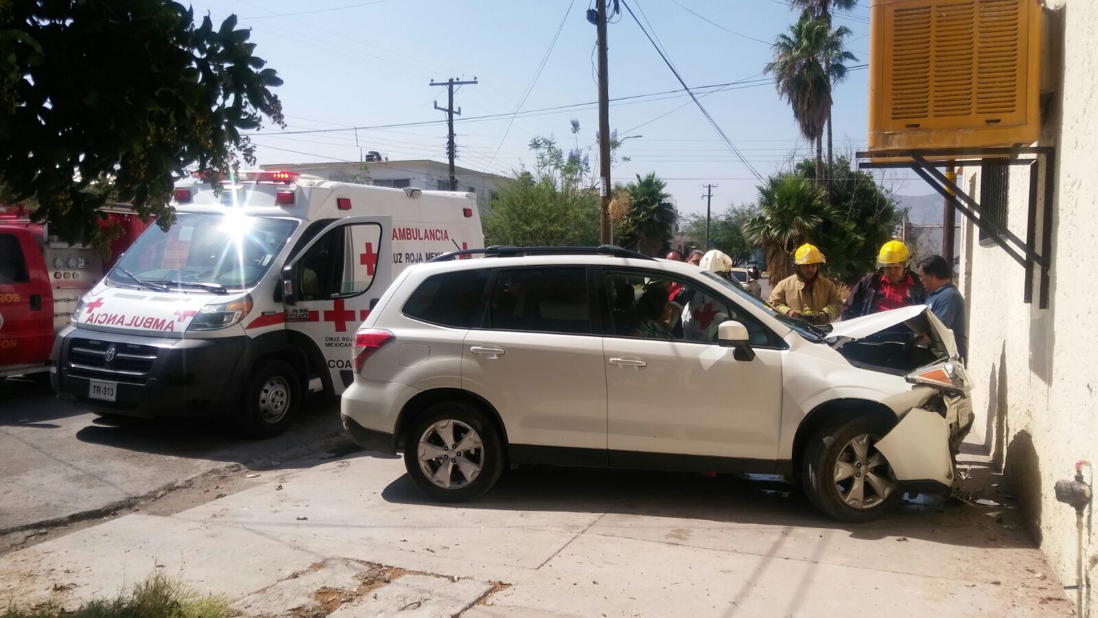 En Torreón, una mujer chocó la pared de una cantina, ubicada en la esquina de la avenida Aldama y calle Leandro Valle.