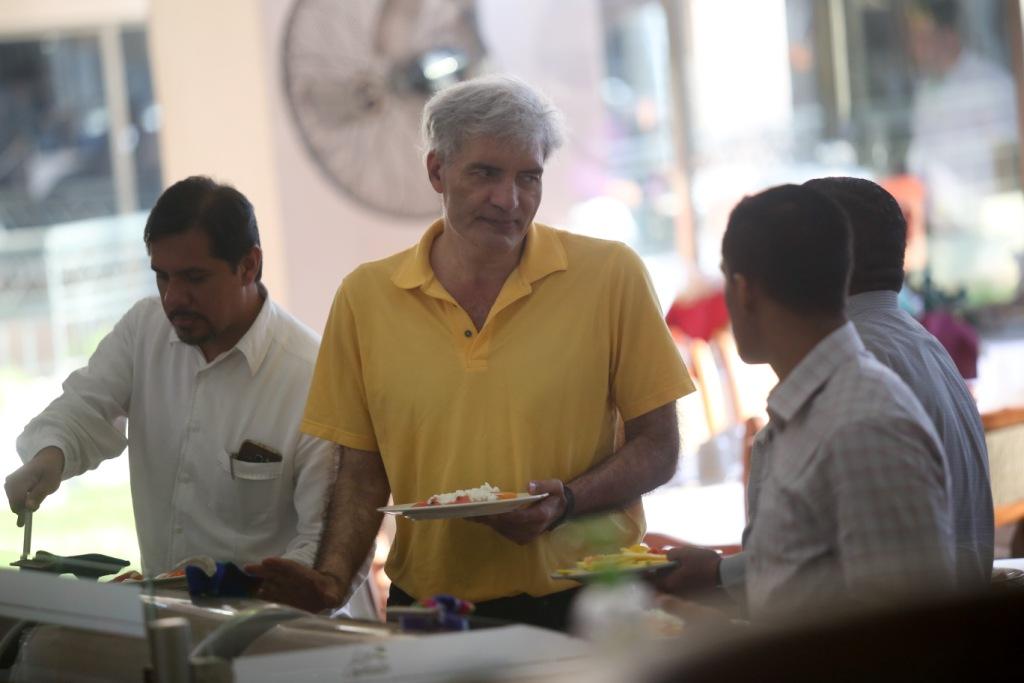 Tras dejar la prisión, Mireles fue a desayunar algo de fruta.
