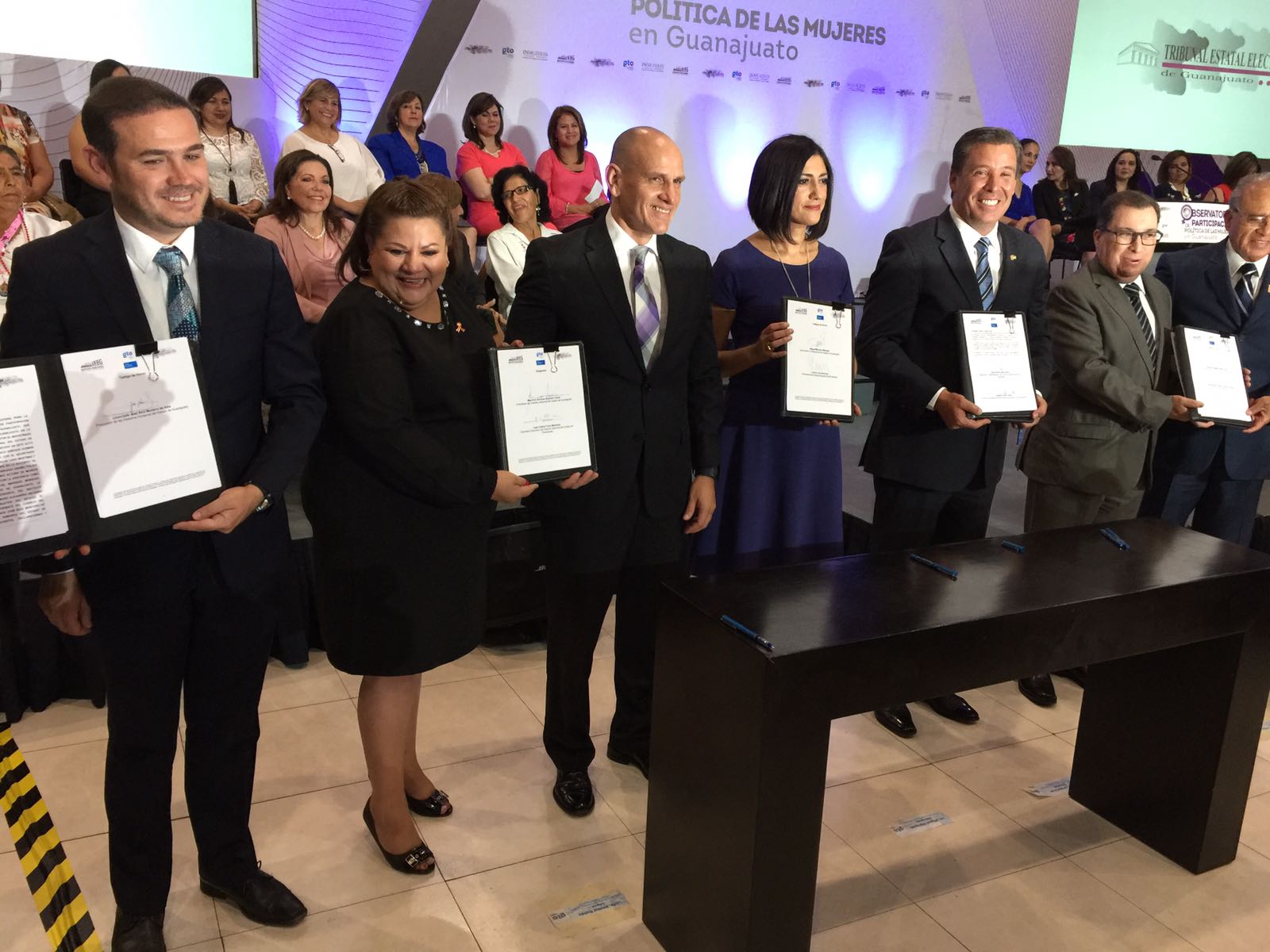 Varias autoridades estatales firmaron como testigos de honor.