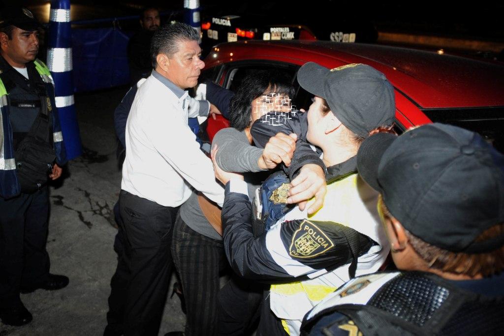 Al resistirse a la detención, la mujer agredió a una oficial.