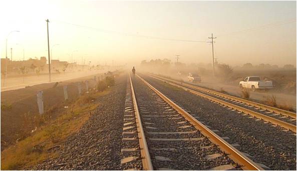 El camino paralelo a la vía del tren es una de las principales fuentes de contaminación por el polvo. 