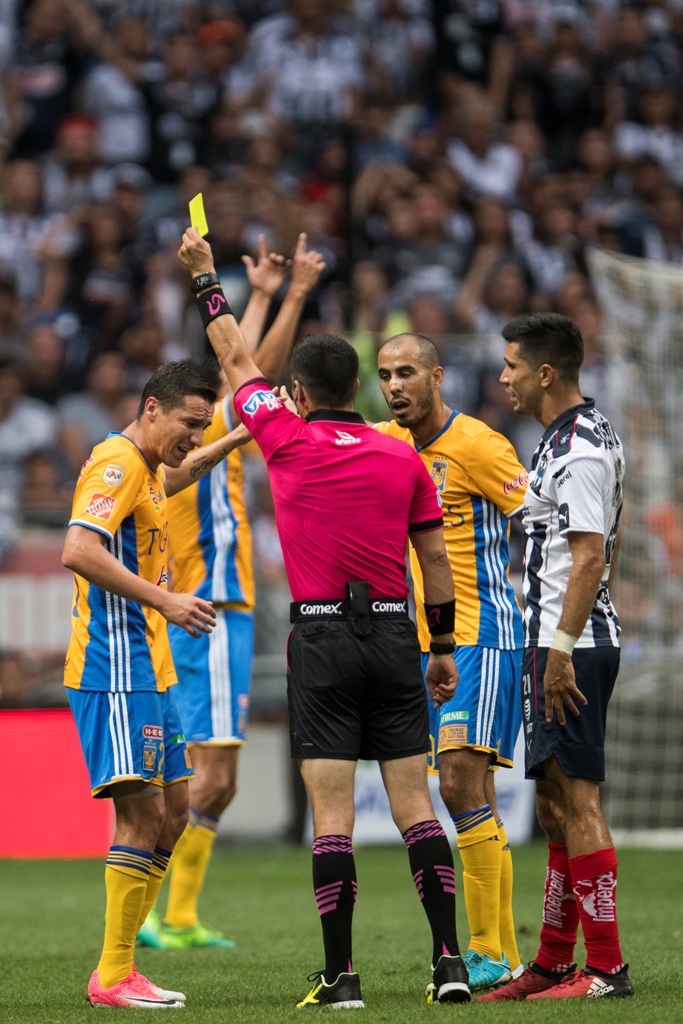 Dueñas fue amonestado por el empujón al árbitro