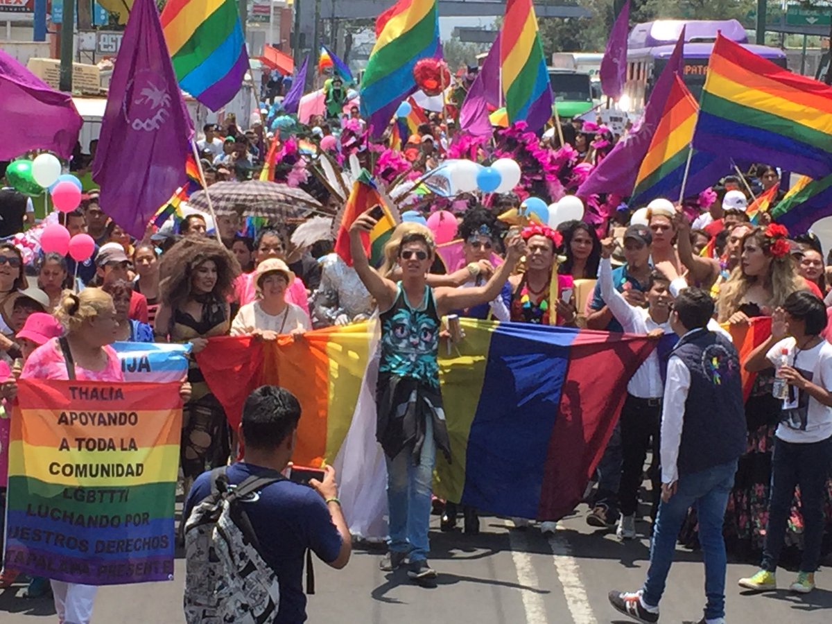Tercera edición de la Marcha LGTTTBI ocupó dos carriles de la Calzada Ermita Iztapalapa. 