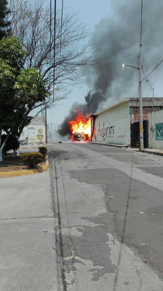 El camión distribuidor quedó totalmente quemado. 