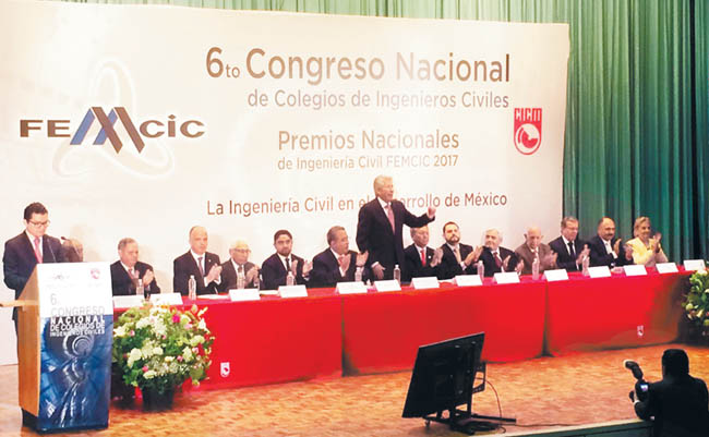 El funcionario federal se reunió con ingenieros civiles de todo el país. 