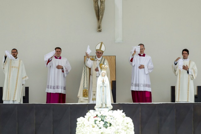 Papa Francisco canonizó a los pastorcitos que vieron a la Virgen de Fátima.
