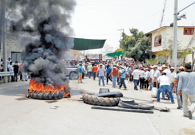 Uno de los puntos donde fueron incineradas llantas para bloquear el paso de las fuerzas de seguridad. 