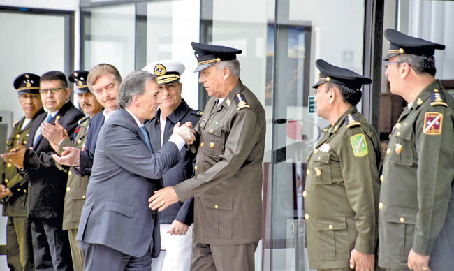 Los secretarios de Hacienda, José Antonio Meade, y de la Defensa, Salvador Cienfuegos, en la inauguración de una sucursal de Banjército en Tijuana. 