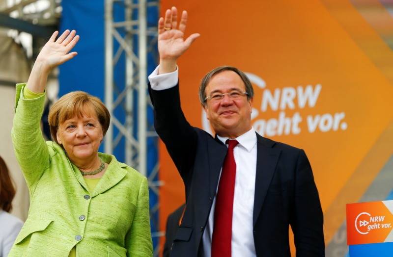 Armin Laschet, principal candidato de la Unión Democrática Cristiana junto a la canciller Angela en Renania del Norte.