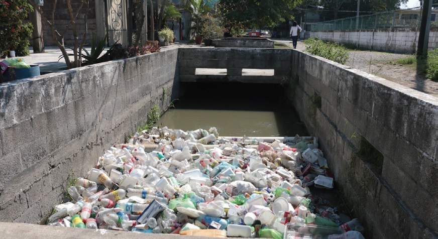 Los canales a cielo abierto se tapan con el exceso de basura, por lo que piden a la población apoye no tirando desechos.