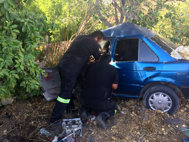 Para evitar caer al canal Sacramento, terminó impactado en la barda de una casa.