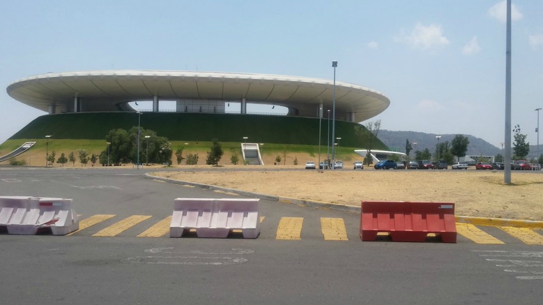 La gente de ambos equipos sigue llegando al estadio Chivas para el Clásico Tapatío. 