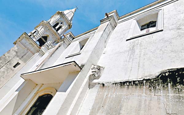 Iglesia de Apulco. Los abuelos maternos del autor pagaron la construcción luego de gestionarla en el Vaticano. El inmueble tiene estatus de Basílica.