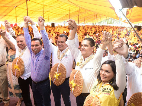 La secretaría general del PRD, Beatriz Mojica, el gobernador de Michoacán, Silvano Aureoles, el diputado federal por el PRD, Jesús  Zambrano, acompaña