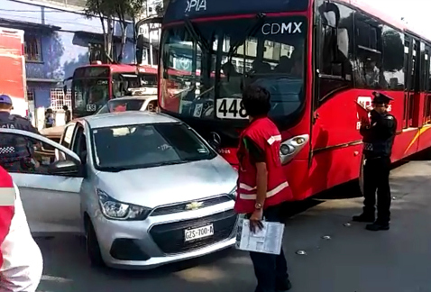 El choque entre una unidad de Metrobús y un automóvil ocurrió en el cruce del Eje 1 Poniente Guerrero y Neptuno, en la colonia San Simón, delegación C