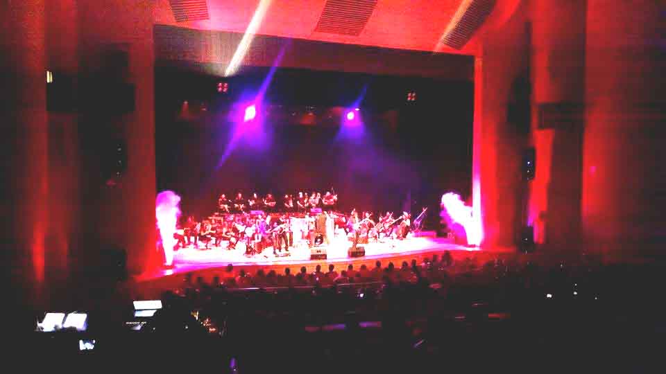 El teatro albergo a los seguidores de la banda.