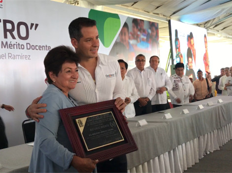El gobernador de Oaxaca, Alejandro Murat entregó estímulos económicos de 46 y hasta 50 mil pesos a maestros con 30 y 50 años de servicio.