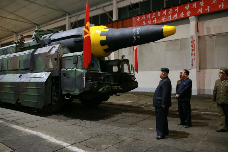 El líder norcoreano Kim Jong Un inspecciona el cohete balístico de largo alcance Hwasong-12.