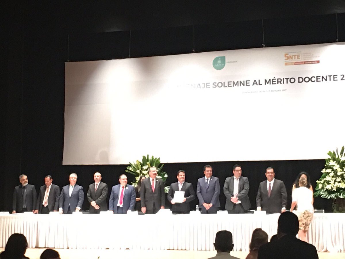 Este lunes se llevó a cabo la ceremonia del Homenaje al Mérito Docente en el Teatro Degollado.