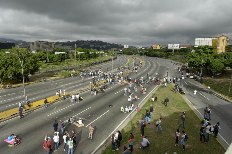 Los opositores ocupan las principales vías de acceso a Caracas.