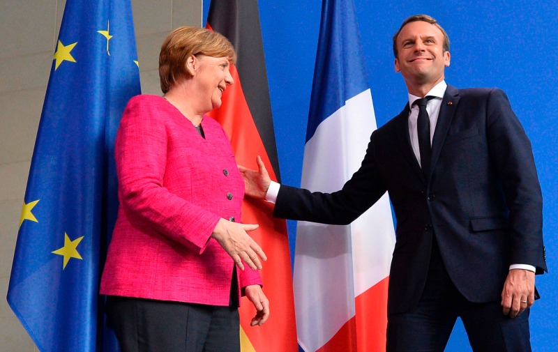 El presidente francés, Emmanuel Macron, junto a la canciller alemana, Angela Merkel.