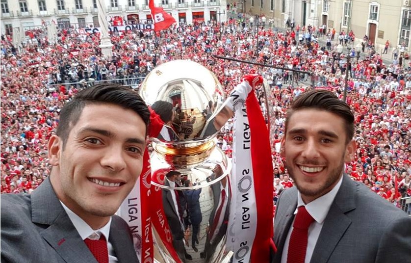 Raúl Jiménez celebró son sus compañeros el título de Portugal 