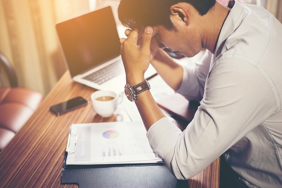 Algunos síntomas del tecnoestrés son ansiedad, fatiga mental y conductas agresivas hacia los demás