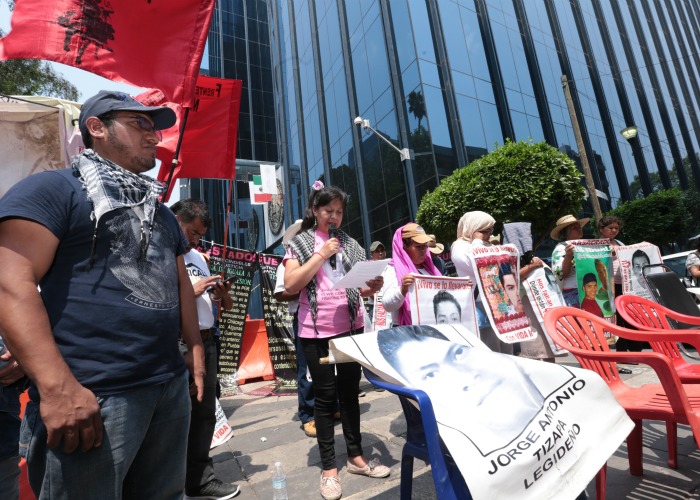 El abogado Vidulfo Rosales durante la conferencia de prensa que ofrecieron familiares de los 43 normalistas desaparecidos de Ayotzinapa, en el plantón