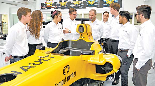 Alex Paleologos, que estudió en el Tecnológico de Monterrey, convive con el resto de los ingenieros del equipo de Renault de la Fórmula Uno.