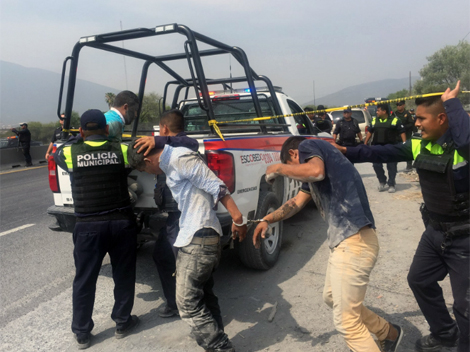 Fueron detenidos cinco hombres y uno más se dio a la fuga, portando al parecer un arma larga.